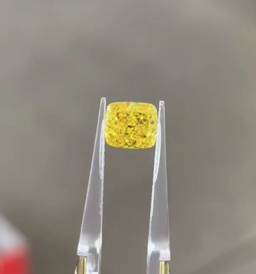 الماس الأصفر المصنوع من مختبر الأشعاع HPHT نضج 10 موهز فانسي أحمر مشرق VVS2 0.52ct